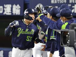 <p>　３回、中村の２点二塁打で生還し、雄たけびを上げるヤクルト・村上＝横浜</p>