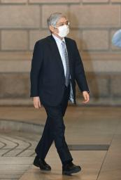 <p>　金融政策決定会合に出席するため、日銀本店に入る黒田総裁＝２８日午前（代表撮影）</p>
