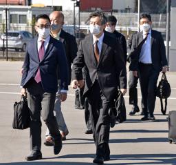 <p>　福島第１原発の敷地内の視察に向かう朝倉佳秀裁判長（手前右）ら＝２９日午前、福島県大熊町</p>