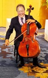 <p>　世界文化賞の顕彰メダル伝達式後、報道陣にチェロ演奏を披露するヨーヨー・マさん＝２９日午後、東京都港区</p>
