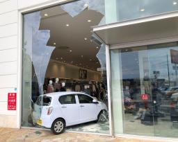 <p>　「ユニクロ倉敷平田店」に突っ込んだ軽乗用車＝３１日午前、岡山県倉敷市</p>