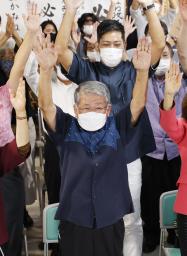 <p>　沖縄１区で当選を決め、万歳する共産党の赤嶺政賢氏（中央）＝３１日夜、那覇市</p>