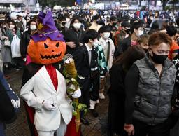 <p>　ハロウィーン当日を迎え、コスプレ姿の人たちで混雑する東京・渋谷のスクランブル交差点＝３１日夜</p>