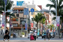 <p>　那覇市の国際通りを歩く人たち＝１日午前</p>