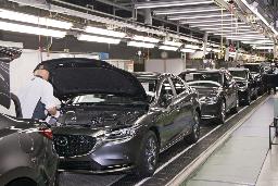 <p>　マツダの防府第２工場の生産ライン＝１０月、山口県防府市</p>