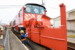 <p>　雪のシーズンを前に整備されるラッセル車＝２日午前、鳥取県米子市</p>