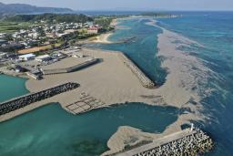 <p>　大量の軽石が漂着した沖縄県国頭村の辺土名漁港＝１０月２９日</p>