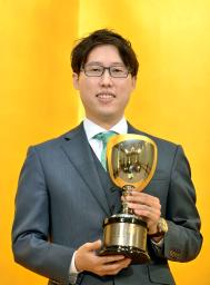 <p>　囲碁の第４６期碁聖戦を制し、就位式で賞杯を手にする井山裕太碁聖＝２日、東京都内</p>
