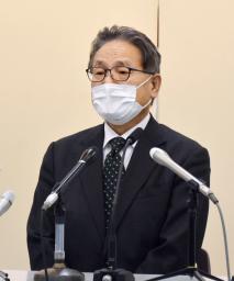 <p>　秋田市で記者会見する「わらび座」の山川龍巳社長＝２日午後</p>