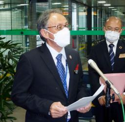 <p>　記者団の取材に応じる沖縄県の玉城デニー知事＝２日午後、東京・霞が関</p>