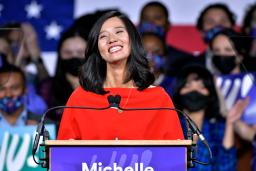 <p>　支持者らを前に演説するミシェル・ウー氏＝２日、米ボストン（ＡＰ＝共同）</p>