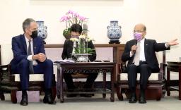 <p>　台湾を訪問したＥＵ欧州議会のラファエル・グリュックスマン議員（左）と会談する蘇貞昌行政院長＝３日、台北（中央通信社＝共同）</p>