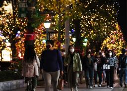 <p>　イルミネーションで飾られた大阪市のメインストリート・御堂筋＝３日夜</p>