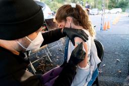 <p>　米ジョージア州で新型コロナワクチンの接種を受ける９歳の少女＝３日（ＡＰ＝共同）</p>