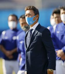<p>　練習前、選手らに向かって話す中日の立浪新監督（手前）＝４日、ナゴヤ球場</p>