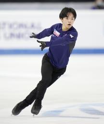 <p>　公式練習で調整する鍵山優真＝トリノ（共同）</p>
