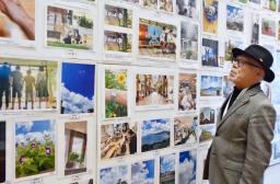 <p>　「忘れないプロジェクト」の展示会で写真を眺める代表の小川忠義さん＝３日、長崎市</p>