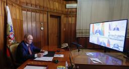 <p>　４日、クリミア半島セバストポリで、ベラルーシとのオンライン２国間政府会議に参加するロシアのプーチン大統領（タス＝共同）</p>