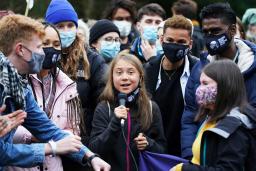 <p>　１日、ＣＯＰ２６への抗議デモで演説するグレタ・トゥンベリさん＝グラスゴー（ＡＰ＝共同）</p>