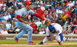 <p>　試合で相手選手をタッチアウトにするカージナルスの三塁手アレナド（左）＝９月（ＵＳＡトゥデー・ロイター＝共同）</p>