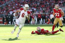 <p>　４９ｅｒｓの守備を突破するカージナルスのＲＢコナー＝サンタクララ（ＡＰ＝共同）</p>