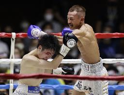 <p>　ＷＢＣ世界戦の９回、寺地拳四朗（左）を攻める矢吹正道＝９月２２日、京都市体育館</p>