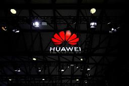 <p>　中国・上海市で開かれた通信関連見本市で掲げられた華為技術（ファーウェイ）のロゴ＝２月（ロイター＝共同）</p>