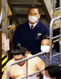 <p>　九州場所初日、花道で館内警備に当たる元横綱白鵬の間垣親方＝福岡国際センター</p>
