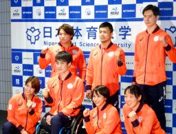 <p>　日体大の東京五輪・パラリンピック報告会で記念撮影する阿部詩（前列左端）、阿部一二三（後列左）、入江聖奈（前列右端）ら＝１７日、横浜アリーナ</p>
