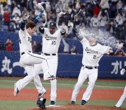 <p>　９回、サヨナラ二塁打を放ち、ナインの手荒い祝福を受けるオリックス・吉田正（左）＝京セラドーム</p>