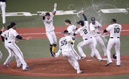 <p>　９回、サヨナラ二塁打を放った吉田正（中央奥）と喜ぶオリックスナイン＝京セラドーム</p>