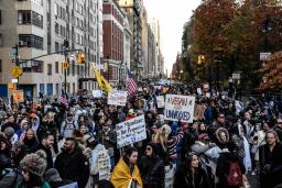 <p>　２０日、米ニューヨークでワクチンの接種義務化に反対する人々（ゲッティ＝共同）</p>