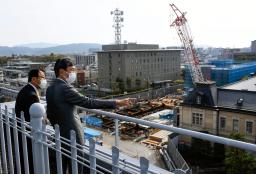 <p>　文化庁が移転する京都庁舎の建設現場を視察する文化庁の都倉俊一長官（手前）＝２１日午前、京都市</p>