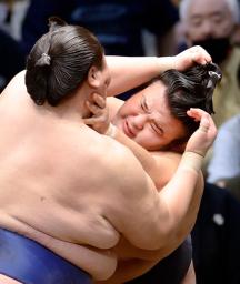 <p>　逸ノ城（左）にまげをつかまれたとして貴景勝が反則勝ち＝福岡国際センター</p>