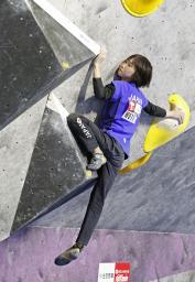 <p>　女子ボルダリングで優勝した森秋彩＝東金町運動場スポーツクライミングセンター</p>