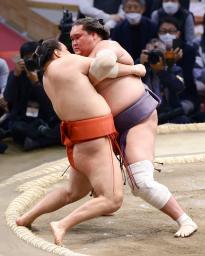 <p>　照ノ富士（右）がきめ出しで豊昇龍を下す＝福岡国際センター</p>