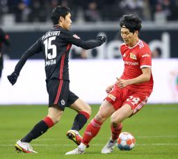 <p>　前半、競り合うＥフランクフルトの鎌田（左）とウニオン・ベルリンの原口＝フランクフルト（共同）</p>