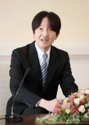 <p>　５６歳の誕生日を前に記者会見される秋篠宮さま＝２５日、東京・赤坂御用地の赤坂東邸（代表撮影）</p>