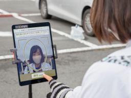 <p>　富士山の登山客を対象にした、接種証明を「顔パス」で済ませるシステムの実証実験＝１１月</p>