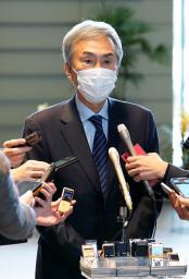 <p>　記者団の取材に応じる内閣官房参与に起用された石原伸晃・元自民党幹事長＝６日午前、首相官邸</p>
