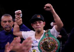<p>　ＷＢＣバンタム級タイトルマッチで勝ち、ベルトを肩にガッツポーズするノニト・ドネア＝１１日、カーソン（ゲッティ＝共同）</p>
