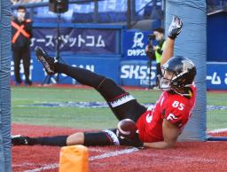 <p>　オービック戦でＴＤを決めた富士通のＷＲ松井＝横浜スタジアム</p>