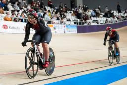 <p>　女子ケイリン決勝　ガッツポーズしながらゴールする小林優香＝伊豆ベロドローム</p>