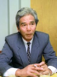 <p>　インタビューに答える片岡宏雄さん＝１９９３年１０月、東京都内</p>