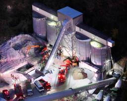 <p>　男性作業員がサイロ内で生き埋めになり、救出作業が続く生コンクリート製造会社の現場＝１４日午後５時１１分、奈良県生駒市（共同通信社ヘリから）</p>