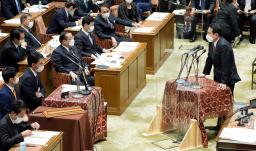 <p>　衆院予算委で立憲民主党の階猛氏（左手前から３人目）の質問に答弁する岸田首相＝１５日午前</p>