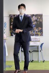 <p>　中日の球団事務所へあいさつに訪れた又吉＝１５日</p>