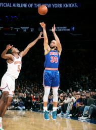 <p>　ニックス戦で３点シュートを放つウォリアーズのカリー＝ニューヨーク（ＮＢＡＥ提供・ゲッティ＝共同）</p>