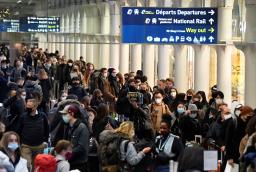 <p>　英国からフランスへの渡航規制強化を前に、駅でユーロスターの乗車に並ぶ乗客たち＝１７日、ロンドン（ロイター＝共同）</p>
