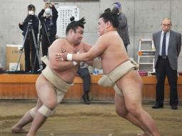 <p>　合同稽古で熱戦を繰り広げた霧馬山（左）と豊昇龍＝両国国技館の相撲教習所</p>